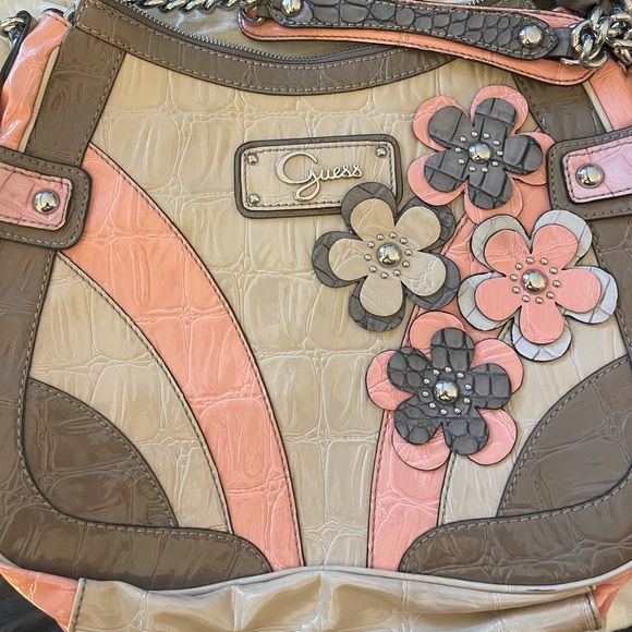 Guess handbag with flower detail - Picture 1 of 4
